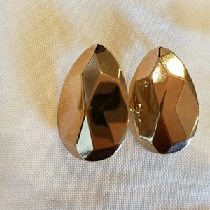 💐6/25 clip on gold toned textured egg shaped